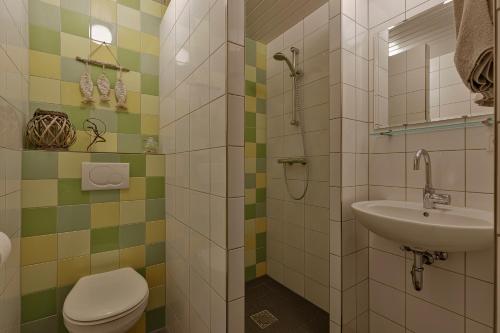 a bathroom with a toilet and a sink at Wolfsveld - dicht bij strand en duinen! in Castricum