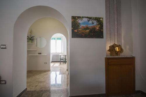 un couloir avec une arche et une peinture sur le mur dans l'établissement Appartamento Da Lucilla, à Spello