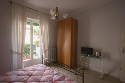 - une chambre avec un lit, un bureau et une fenêtre dans l'établissement Appartamento Da Lucilla, à Spello