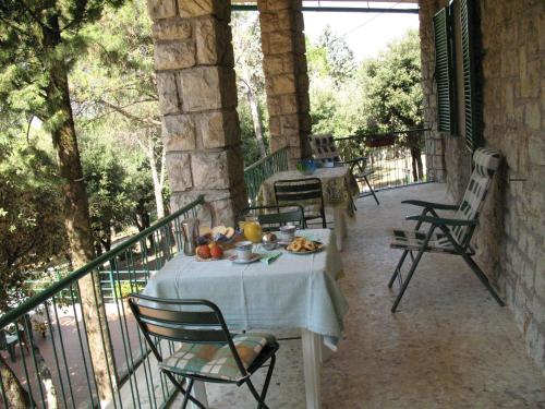 - une table et des chaises sur un balcon avec de la nourriture dans l'établissement B&B La Principessa, à Corciano
