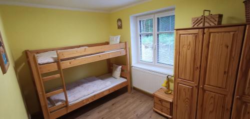 Poschodová posteľ alebo postele v izbe v ubytovaní Na Skalce