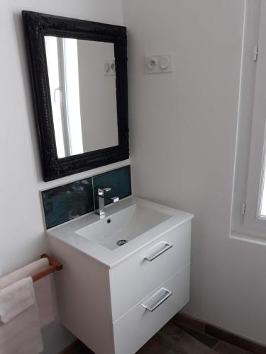 Salle de bains dans l'établissement Appartement 35m2 au Mourillon, à 200m de la mer