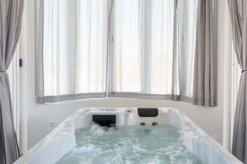 Kúpeľňa v ubytovaní HOT TUB Sea View SPA