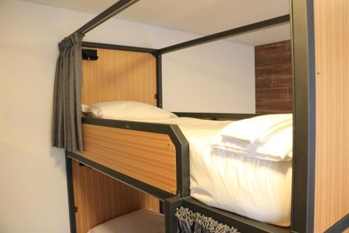 Двох'ярусне ліжко або двоярусні ліжка в номері Aliança café & hostel