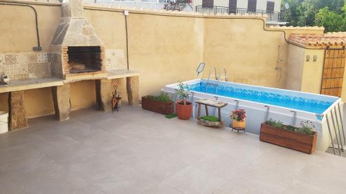 un patio al aire libre con bañera de hidromasaje en un edificio en Casa Rural Rincón en El Cabaco
