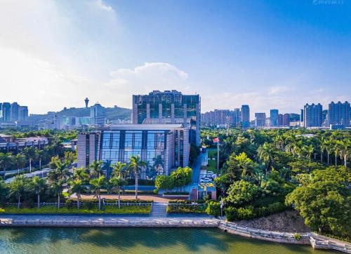 Pullman Xiamen Powerlong في شيامن: اطلالة جوية على مدينة بها نهر ومباني