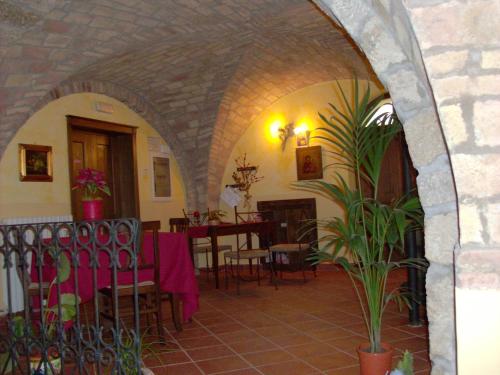 a dining room with a table and chairs and a plant at Country House Agriturismo Ciuccunit in Bucchianico