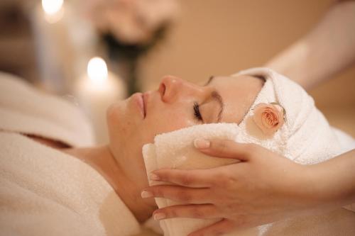 a woman with a towel wrapped around her face at Am Rain - Natur und Spa in Winden im Elztal