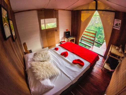 - une chambre avec un lit dans une tente dans l'établissement Glamping Adrenalina Extrema, à San Agustín