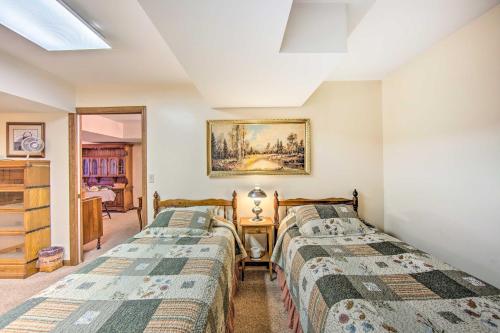 En eller flere senge i et værelse på Charming Apartment with Yard and Beautiful Gardens!