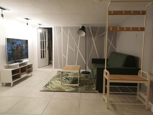 sala de estar con sofá y litera en CASA DI MAGGIE, en San Remo