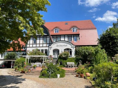 Taman di luar romantische Ferienwohnung Sachsenhof 1
