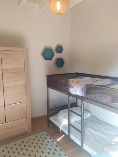 1 dormitorio con litera y escritorio en Location à Argentat-sur-Dordogne en Argentat