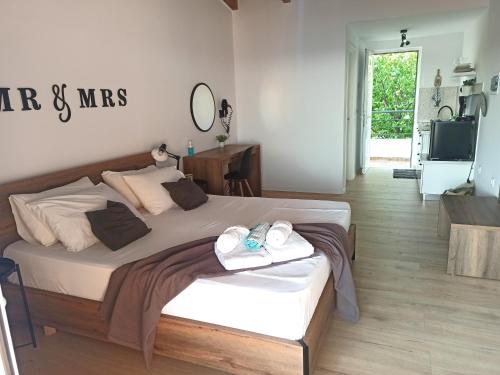 希馬拉的住宿－Bourbos Summer Rooms，一间卧室配有一张大床和毛巾