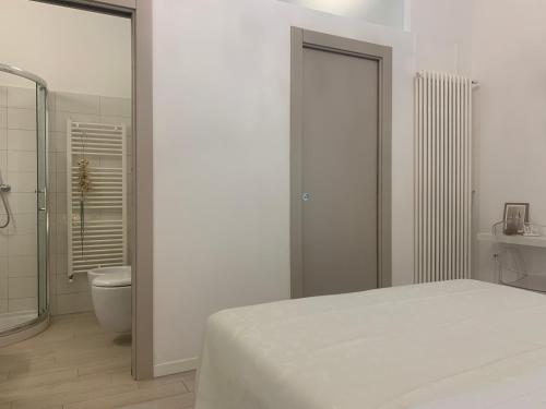 カストロ・ディ・レッチェにあるLa Finestra Sul Mareの白いベッドルーム(ベッド1台、トイレ付)