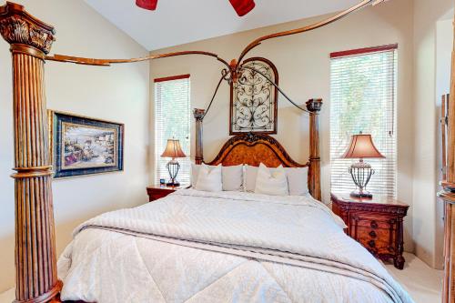 um quarto com uma cama grande e uma cabeceira em madeira em Golf Haven Permit# 68013 em La Quinta