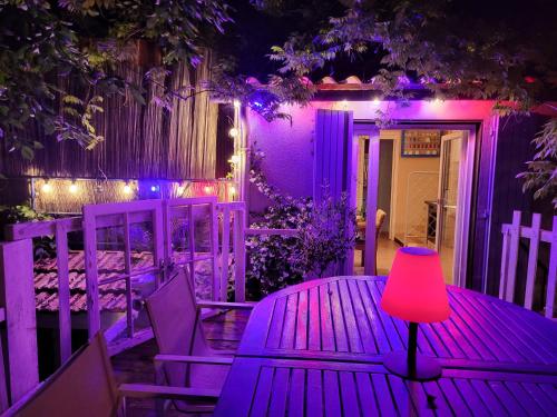 een tafel met een roze lamp op een patio bij Gîtes chez Daniel "Provence" in Lorgues