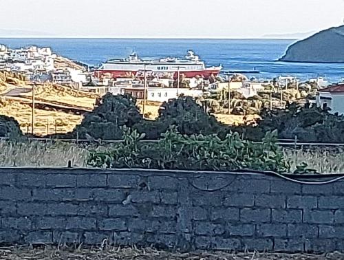 a painting of a view of a city and the ocean at Ακροδεα in Áno Gávrion