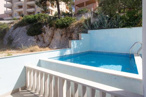 una piscina al lado de un edificio en Apartments Alajbeg, en Trogir