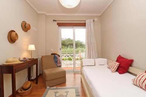 サン・マルティーニョ・ド・ポルトにあるApartamento Vista Premium Sto Antónioのベッドルーム1室(ベッド1台、デスク、椅子付)