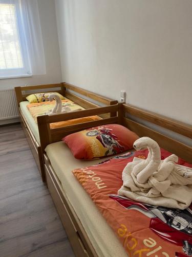 Postel nebo postele na pokoji v ubytování Nový Apartmán v areálu Wellness hotelu Frymburk