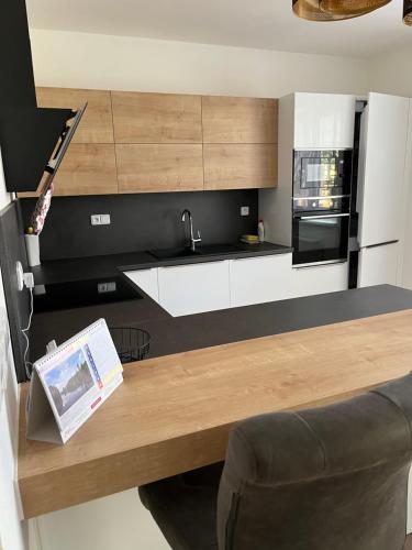 Nový Apartmán v areálu Wellness hotelu Frymburk tesisinde mutfak veya mini mutfak