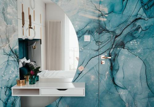 a bedroom with a blue marble wall at Studio Mrągowo in Mrągowo