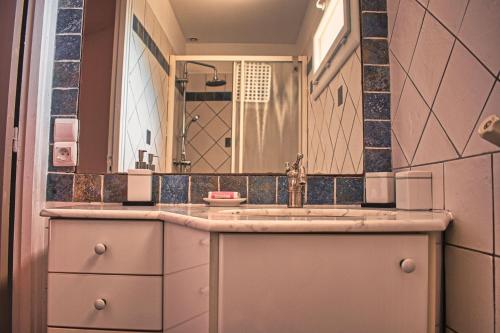 uma casa de banho com um lavatório e um espelho em Agréable maison 3 chambres avec piscine em Carcassonne