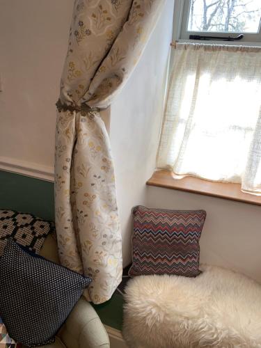 a curtain in a room with a window at Charming townhouse in Bruton in Bruton