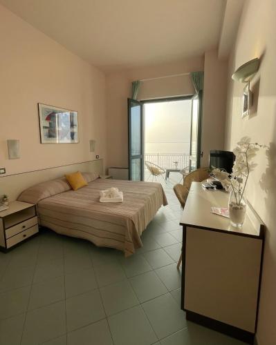 a hotel room with a bed and a balcony at L'Approdo di Angelino in Pizzolungo