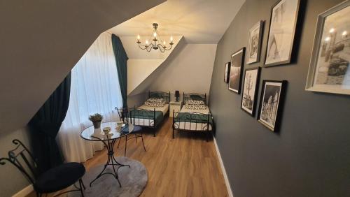 Dom Nasutów في Niemce: غرفة معيشة بسريرين وطاولة