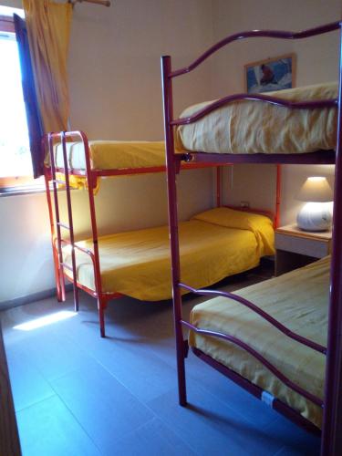 Двухъярусная кровать или двухъярусные кровати в номере La spiaggetta Maladroxia BIANCA