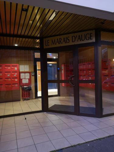 une entrée à un magasin avec une porte en verre dans l'établissement Elgebar YourHostHelper, à Caen