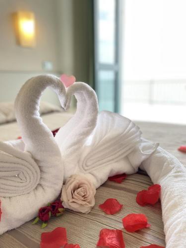 two white swans making a heart on a table at L'Approdo di Angelino in Pizzolungo