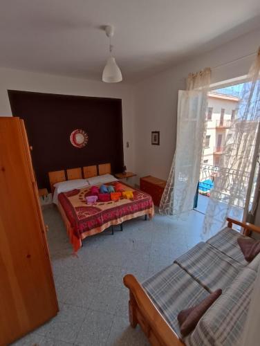 トラビーアにあるCasa vacanze sul Corsoのベッドルーム1室(ベッド1台、大きな窓付)