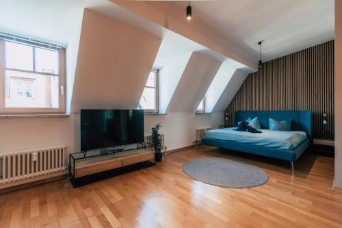 Luga Homes - Nikolaikirche في لايبزيغ: غرفة معيشة مع سرير وتلفزيون بشاشة مسطحة