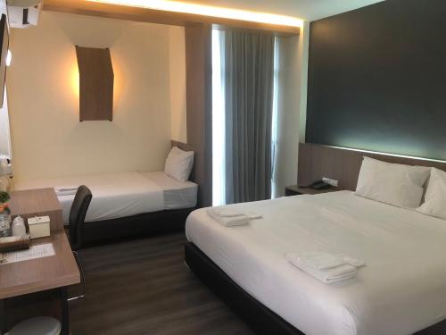 Ένα ή περισσότερα κρεβάτια σε δωμάτιο στο PS Mae Sod Hotel