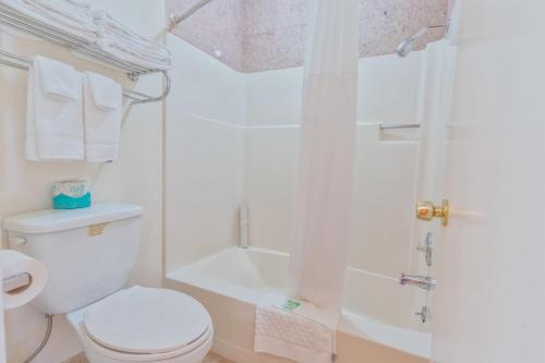 Un baño de The Yosemite Inn