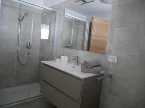 uma casa de banho com um lavatório e um chuveiro em Appartement Baumgärtner em Naturno