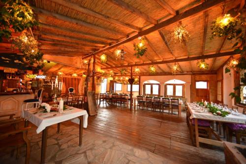 une salle à manger avec tables et chaises dans un bâtiment dans l'établissement Kayserkaya Cottages, à Selçuk