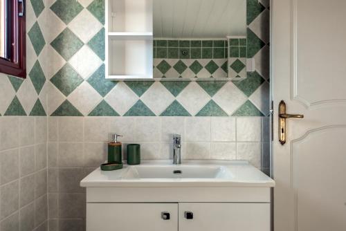łazienka z umywalką i lustrem w obiekcie ApteraMare Tradidtional house 'New listing' w Chanii