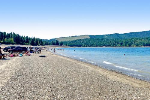 a group of people on a beach near the water at Evergreen Paradise in Ronald