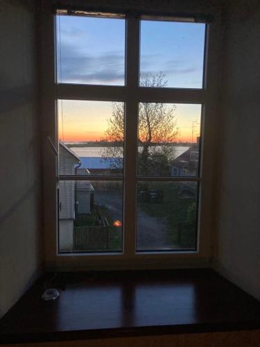 een raam in een kamer met uitzicht op de zonsondergang bij Saue 10 in Haapsalu