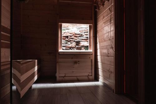 a small window in a room with a wooden floor at Zagroda Nad Kotelnią in Pawłowa