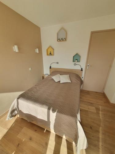 une chambre avec un grand lit dans une pièce dans l'établissement Studio lumineux au calme, vue sur le parc, à Gréoux-les-Bains