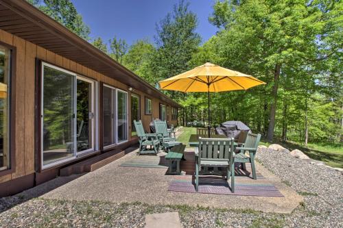 Taman di luar Lakefront Hackensack Cabin with Patio and Grill!