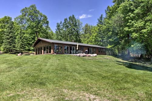 Taman di luar Lakefront Hackensack Cabin with Patio and Grill!