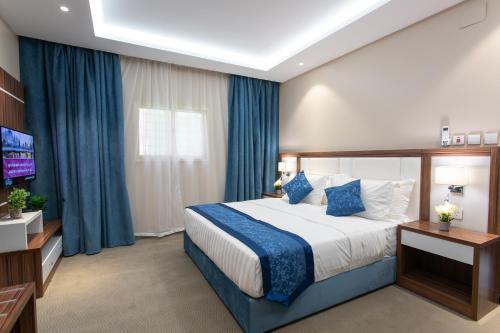 um quarto de hotel com uma cama e uma televisão em Hyatt Residence em Abha