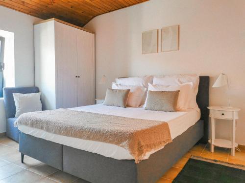 a bedroom with a large bed with white sheets and pillows at Apartment Muretto in Bašanija