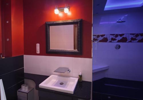 y baño con lavabo y espejo. en Zachód Słońca Apartments, en Mielno